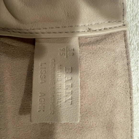 NWT Bally wide cream leather belt with gold hardware. Size 95 - Picture 3 of 3